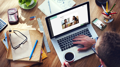 Mand arbejder ved pc med Danish to Go